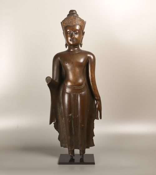 Buddha debout couronné