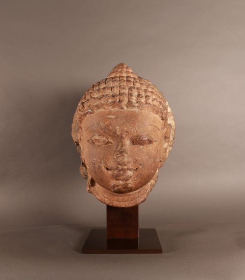 Tête monumentale de Jina