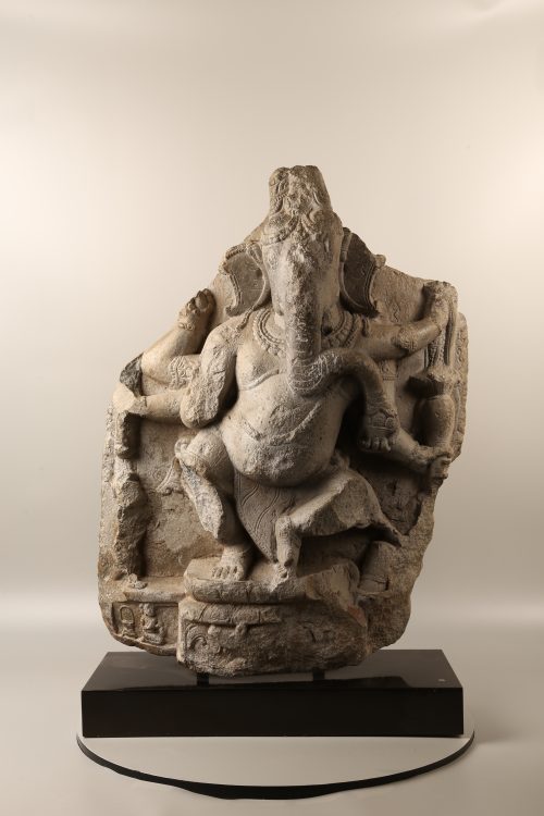 Gaṇeśa dansant sur une fleur de lotus