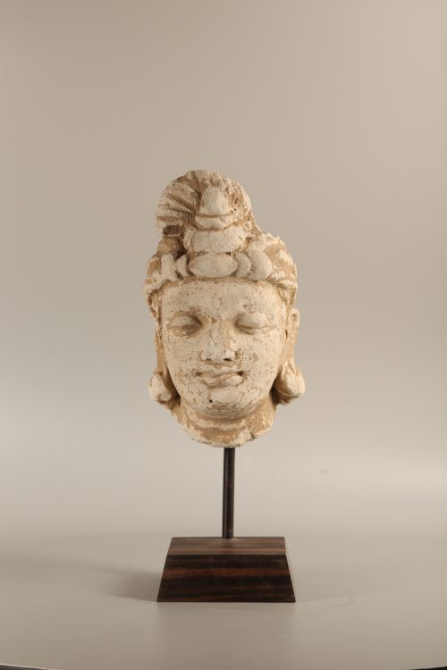 Tête de Bodhisattva en stuc