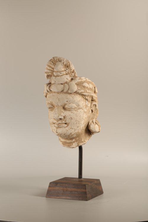 Tête de Bodhisattva en stuc - Image 2