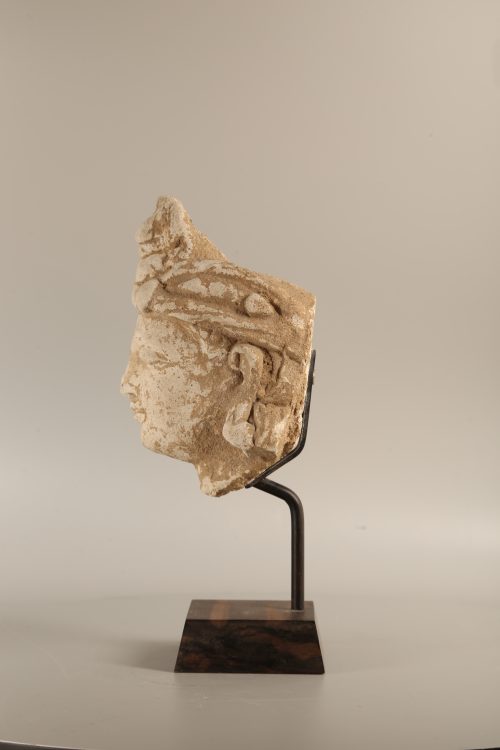 Tête de Bodhisattva en stuc - Image 3