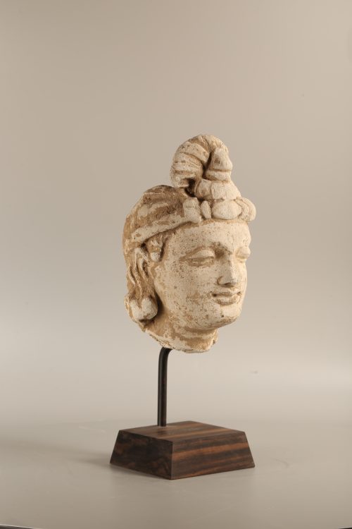 Tête de Bodhisattva en stuc - Image 4