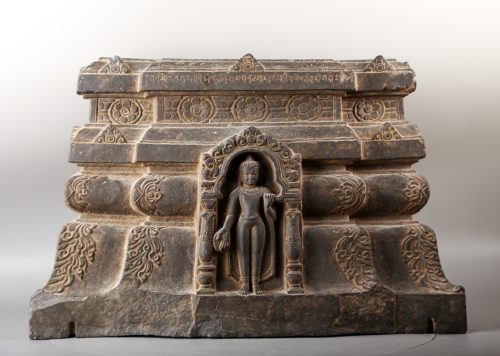 Piédestal figurant un Buddha
