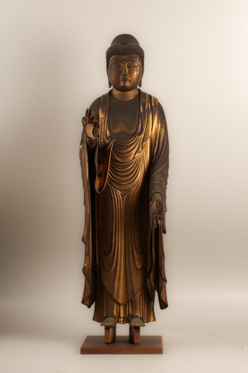 Amida debout